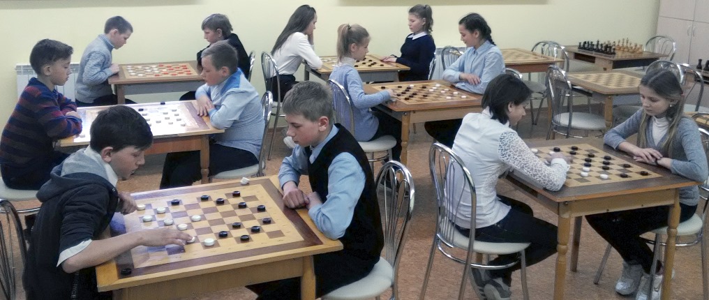 Учащиеся СОШ в п. Михайлово на соревнованиях по шашкам